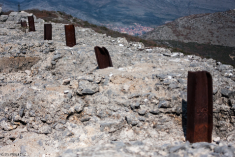 Ostatci metalne ograde na vrhu Strača. U pozadini se vidi Trebinje.